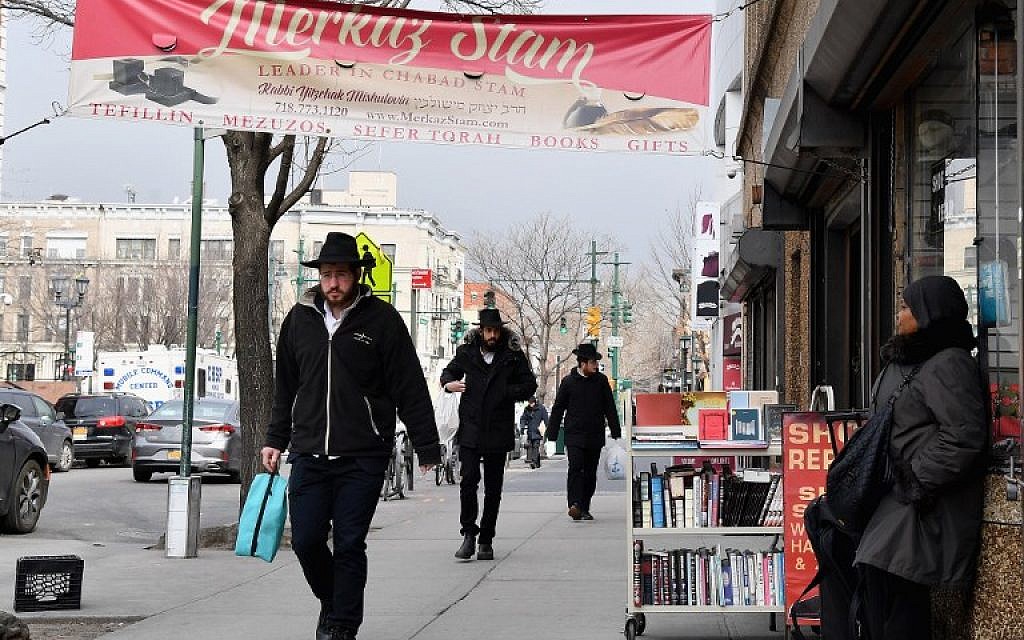 Des juifs orthodoxes dans le quartier de Crown Heights, à Brooklyn, le 27 février 2019. (Crédit : Angela Weiss / AFP)