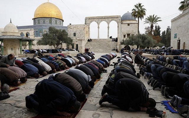 Des fidèles musulmans prient le vendredi midi près du sanctuaire du Dôme du Rocher dans l'enceinte de la mosquée al-Aqsa dans la Vieille Ville de Jérusalem, sur le Mont du Temple, 22 décembre 2017. (AFP Photo/Ahmad Gharabli) Des fidèles musulmans prient le vendredi midi près du sanctuaire du Dôme du Rocher dans l'enceinte de la mosquée al-Aqsa dans la Vieille Ville de Jérusalem, sur le Mont du Temple, 22 décembre 2017. (AFP Photo/Ahmad Gharabli)