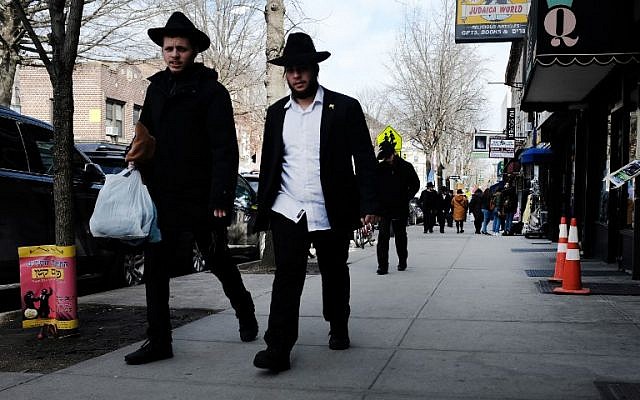 Des juifs orthodoxes dans le quartier de Crown Heights, à Brooklyn, le 27 février 2019. (Crédit : Angela Weiss / AFP) Des juifs orthodoxes dans le quartier de Crown Heights, à Brooklyn, le 27 février 2019. (Crédit : Angela Weiss / AFP)