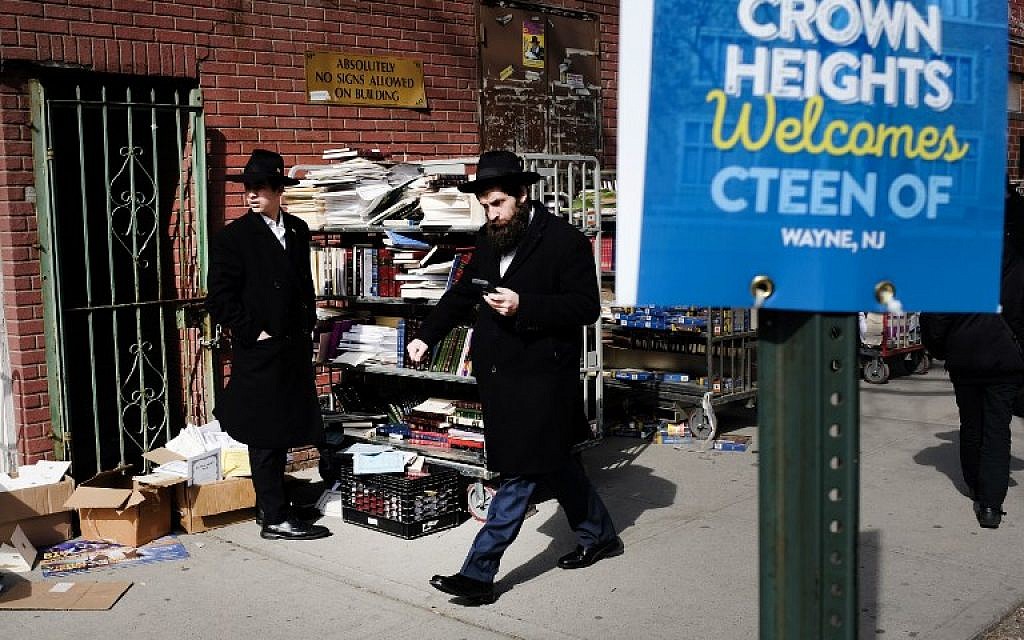 Des juifs orthodoxes dans le quartier de Crown Heights, à Brooklyn, le 27 février 2019. (Crédit : Angela Weiss / AFP)