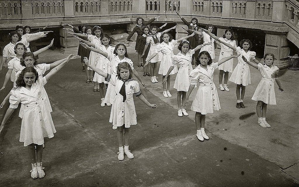 Des enfants juifs mexicains à l'école mont Sinaï, établie en 1943 rue Zacatecas à Mexico par des Juifs de Damas, en Syrie (Crédit : Zihronot Archive/Monte Sinai Community/via JTA)