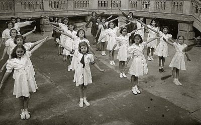 Des enfants juifs mexicains à l'école mont Sinaï, établie en 1943 rue Zacatecas à Mexico par des Juifs de Damas, en Syrie (Crédit : Zihronot Archive/Monte Sinai Community/via JTA)