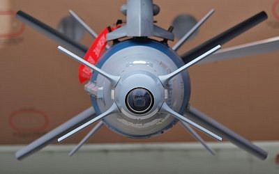 Une bombe guidée fabriquée par Rafael sous l'aile d'un chasseur Sufa F-16I de l'armée de l'air israélienne. (Crédit : CC BY 3.0)