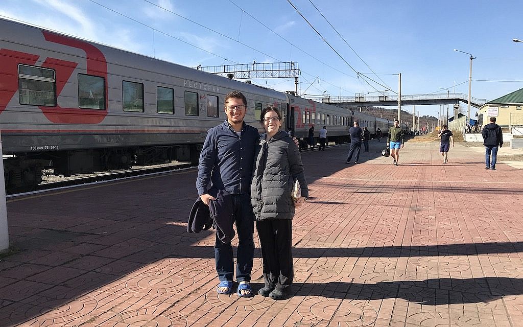 L'auteur et son mari font une pause pendant le trajet d'Oulan-Oudé à Vladivostok, à la gare Skovorodinskiy Rayon. (Rossella Tercatin/ Times of Israel)