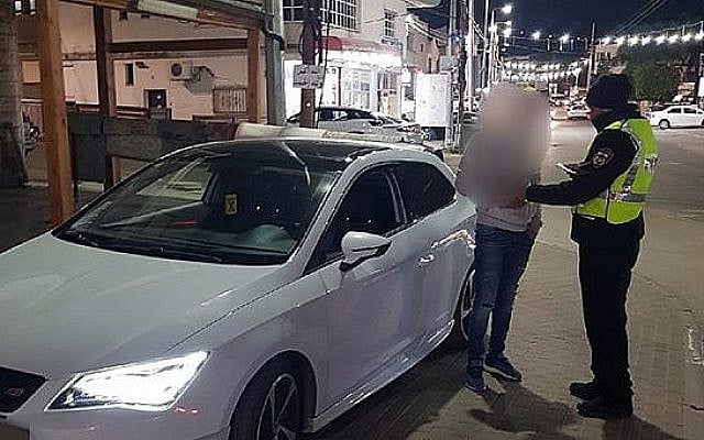 La police interroge un adolescent de 15 ans qui a aidé son frère de cinq ans à conduire une voiture (Crédit : Police israélienne)