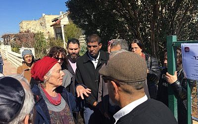 Des militants palestiniens et israéliens rendent une visite de condoléances à la famille Ansbacher, à Tekoa, le 12 février 2019 (Crédit : Tag Meir)