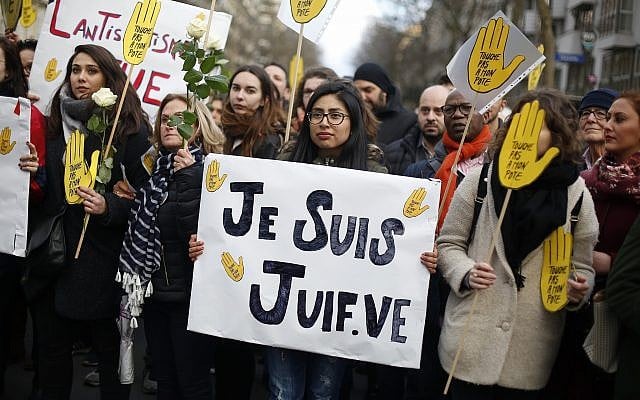 Des femmes participent à une marche silencieuse en mémoire de Mireille Knoll, une survivante de la Shoah de 85 ans poignardée à mort dans son appartement parisien, pour dénoncer le racisme et l'antisémitisme, à Paris, le 28 mars 2018. (Crédit : AP/Thibault Camus)