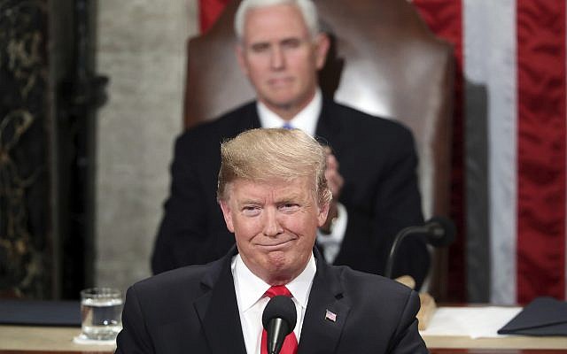 Le président américain Donald Trump prononce son discours sur l'état de l'Union lors d'une session conjointe du Congrès au Capitole à Washington, DC, sous la surveillance du vice-président Mike Pence, le 5 février 2019. (AP Photo/Andrew Harnik) Le président américain Donald Trump prononce son discours sur l'état de l'Union lors d'une session conjointe du Congrès au Capitole à Washington, DC, sous la surveillance du vice-président Mike Pence, le 5 février 2019. (AP Photo/Andrew Harnik)