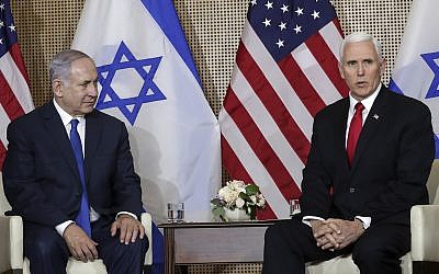 Le vice-président américain Mike Pence s'adresse aux médias lors d'une rencontre bilatérale avec le Premier ministre Benjamin Netanyahu, à Varsovie, Pologne, le 14 février 2019. (Crédit : Michael Sohn/AP)