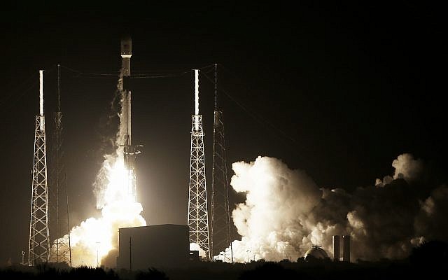 Une roquette SpaceX Falcon 9 décolle avec la sonde lunaire israélienne ainsi qu'un satellite indonésien, à Cape Canaveral, le 21 février 2019. (Crédit : AP Photo/Terry Renna) Une roquette SpaceX Falcon 9 décolle avec la sonde lunaire israélienne ainsi qu'un satellite indonésien, à Cape Canaveral, le 21 février 2019. (Crédit : AP Photo/Terry Renna)