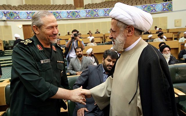 Le général de division Yahya Rahim Safavi, commandant en chef des Gardiens de la Révolution islamique (Islamic Revolutionary Guards Corp - IRGC) de l'Iran (à gauche), salue le cheikh Naim Qassem, secrétaire général adjoint du Hezbollah libanais, lors d'une cérémonie religieuse à Téhéran, Iran, le 18 août 2007. (AP Photo/Hasan Sarbakhshian) Le général de division Yahya Rahim Safavi, commandant en chef des Gardiens de la Révolution islamique (Islamic Revolutionary Guards Corp - IRGC) de l'Iran (à gauche), salue le cheikh Naim Qassem, secrétaire général adjoint du Hezbollah libanais, lors d'une cérémonie religieuse à Téhéran, Iran, le 18 août 2007. (AP Photo/Hasan Sarbakhshian)