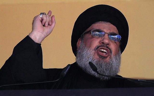 Sur cette photo du 24 octobre 2015, le dirigeant du Hezbollah Hassan Nasrallah s'adresse à une foule dans une banlieue du sud de Beyrouth, au Liban. (Crédit : AP Photo/Hassan Ammar, File) Sur cette photo du 24 octobre 2015, le dirigeant du Hezbollah Hassan Nasrallah s'adresse à une foule dans une banlieue du sud de Beyrouth, au Liban. (Crédit : AP Photo/Hassan Ammar, File)