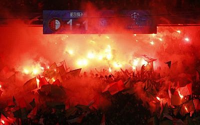 Illustration : les supporters du Feyenoord allument des fumigènes lors d'un  match de Champions League entre le Feyenoord Rotterdam et le FC Napoli au stade Kuip à Rotterdam, le 6 décembre 2017. (Crédit : AP Photo/Peter Dejong)