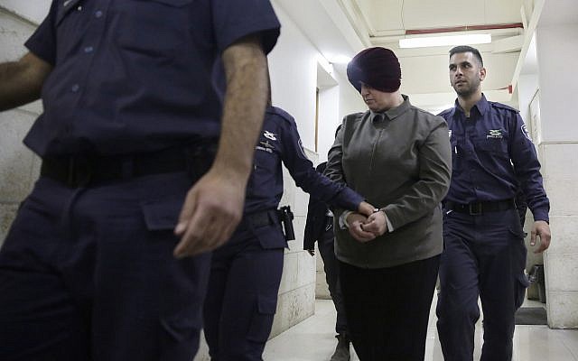 Malka Leifer, au centre, est amenée dans la salle du tribunal de Jérusalem, le 27 février 2018 (Crédit : AP Photo/Mahmoud Illean, File) Malka Leifer, au centre, est amenée dans la salle du tribunal de Jérusalem, le 27 février 2018 (Crédit : AP Photo/Mahmoud Illean, File)