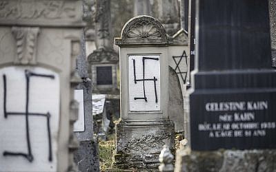 Des pierres tombales juives profanées dans le cimetière juif de Herrlisheim, en Alsaec, le 13 décembre 2018. (Crédit : AP/Jean-Francois Badias)