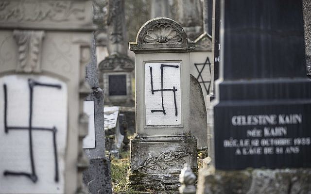 Des pierres tombales juives profanées dans le cimetière juif de Herrlisheim, en Alsaec, le 13 décembre 2018. (Crédit : AP/Jean-Francois Badias)