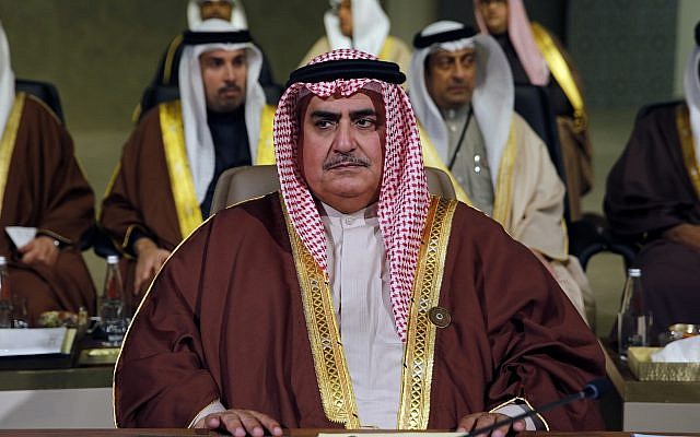 Le ministre des Affaires étrangères bahreini Cheikh Khalid ben Ahmed al-Khalifa, au sommet sur le développement économique et social du monde arabe, à Beyrouth, le 20 janvier 2019. (Crédit : AP/Bilal Hussein)