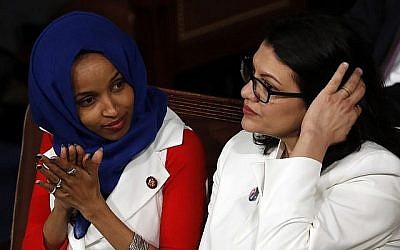 La représentante Ilhan Omar, démocrate du Minnesota, (à gauche), et la représentante Rashida Tlaib, éue démocrate du Michigan, (à droite), écoutent le discours de l'Etat de l'Union du président Donald Trump au Capitole, à  Washington, le 5 février 2019 (Crédit : AP Photo/J. Scott Applewhite)