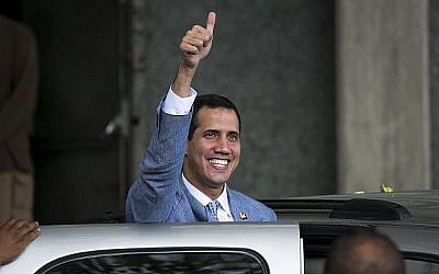 Le président auto-proclamé du Venezuela, Juan Guaido, lève le pouce en montant dans une voiture après une rencontre avec des étudiants à la Central University of Venezuela, à Caracas, au Venezuela, le 8 février 2019. (AP Photo/Ariana Cubillos)
