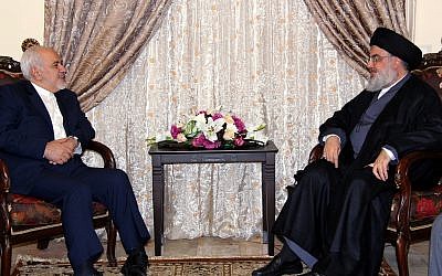 Sur cette photo diffusée par le bureau des relations avec les médias du Hezbollah, le chef du Hezbollah Hassan Nasrallah, à droite, rencontre le ministre des Affaires étrangères du Liban Mohammad Javad Zarif, à Beyrouth, au Liban, le 11 février 2019 (Crédit : Bureau des relations avec les médias du Hezbollah via AP)