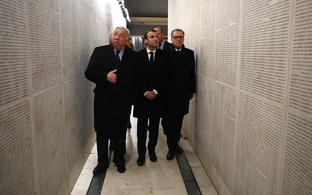 Le président français Emmanuel Macron, au centre, le président de l'Assemblée nationale française Richard Ferrand (à droite) et le président du Sénat Gérard Larcher visitent le mémorial de la Shoah le mardi 19 février 2019 à Paris. (Crédit : AP / François Mori, Piscine)