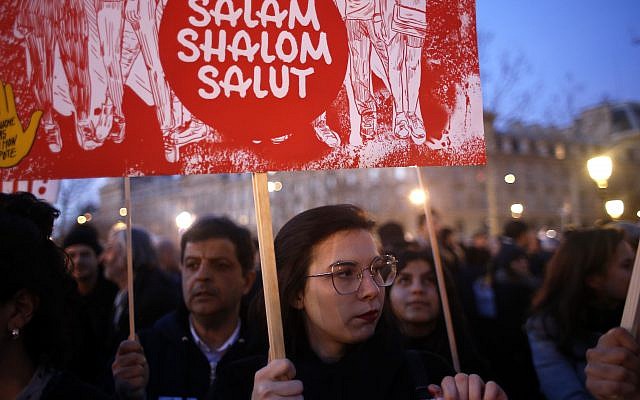 Des gens se rassemblent sur la place de la République pour protester contre l'antisémitisme, à Paris, en France, le mardi 19 février 2019. (Crédit : AP / Thibault Camus) Des gens se rassemblent sur la place de la République pour protester contre l'antisémitisme, à Paris, en France, le mardi 19 février 2019. (Crédit : AP / Thibault Camus)