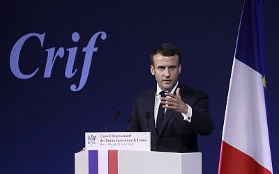 Le président français Emmanuel Macron prononce un discours lors du 34e dîner annuel du CRIF, le Conseil représentatif des institutions juives de France, à Paris, le mercredi 20 février 2019. (Crédit : Ludovic Marin, Pool Photo via AP)