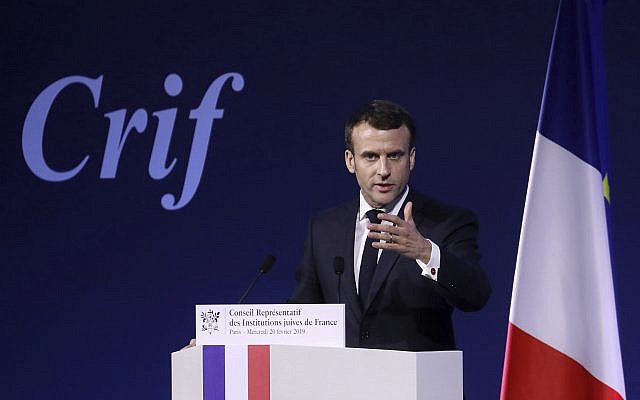 Le président français Emmanuel Macron prononce un discours lors du 34e dîner annuel du CRIF, le Conseil représentatif des institutions juives de France, à Paris, le mercredi 20 février 2019. (Crédit : Ludovic Marin, Pool Photo via AP) Le président français Emmanuel Macron prononce un discours lors du 34e dîner annuel du CRIF, le Conseil représentatif des institutions juives de France, à Paris, le mercredi 20 février 2019. (Crédit : Ludovic Marin, Pool Photo via AP)