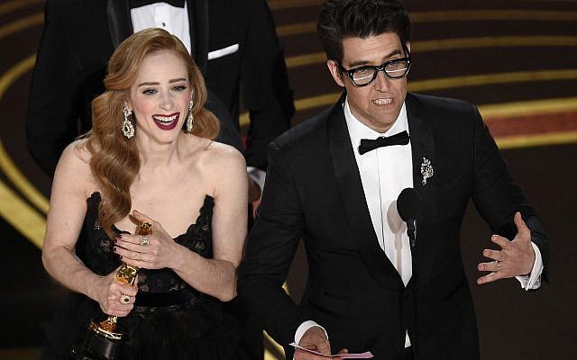 Guy Nattiv, à droite, et Jaime Ray Newman acceptent l'Oscar du meilleur court-métrage de fiction pour "Skin" lors de la cérémonie des Oscars organisée au théâtre Dolby de Los Angeles, le 24 février 2019 (Crédit : Chris Pizzello/Invision/AP) Guy Nattiv, à droite, et Jaime Ray Newman acceptent l'Oscar du meilleur court-métrage de fiction pour "Skin" lors de la cérémonie des Oscars organisée au théâtre Dolby de Los Angeles, le 24 février 2019 (Crédit : Chris Pizzello/Invision/AP)