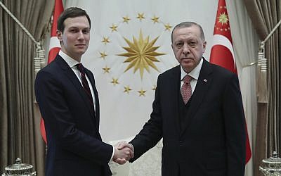 Le président turc Recep Tayyip Erdogan, (à droite), serre la main de Jared Kushner, conseiller du président américain Donald Trump, avant leur réunion au Palais présidentiel à Ankara, Turquie, le mercredi 27 février 2019. (Service de presse présidentiel via AP, Pool) Le président turc Recep Tayyip Erdogan, (à droite), serre la main de Jared Kushner, conseiller du président américain Donald Trump, avant leur réunion au Palais présidentiel à Ankara, Turquie, le mercredi 27 février 2019. (Service de presse présidentiel via AP, Pool)