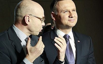 Le président polonais Andrzej Duda, à droite, et Dariusz Stola, le directeur du musée POLIN, en visite dans le musée situé à Varsovie, Pologne, le 3 mars 2016. (Crédit : AP Photo/Czarek Sokolowski)