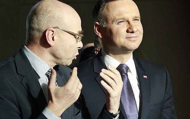 Le président polonais Andrzej Duda, à droite, et Dariusz Stola, le directeur du musée POLIN, en visite dans le musée situé à Varsovie, Pologne, le 3 mars 2016. (Crédit : AP Photo/Czarek Sokolowski) Le président polonais Andrzej Duda, à droite, et Dariusz Stola, le directeur du musée POLIN, en visite dans le musée situé à Varsovie, Pologne, le 3 mars 2016. (Crédit : AP Photo/Czarek Sokolowski)
