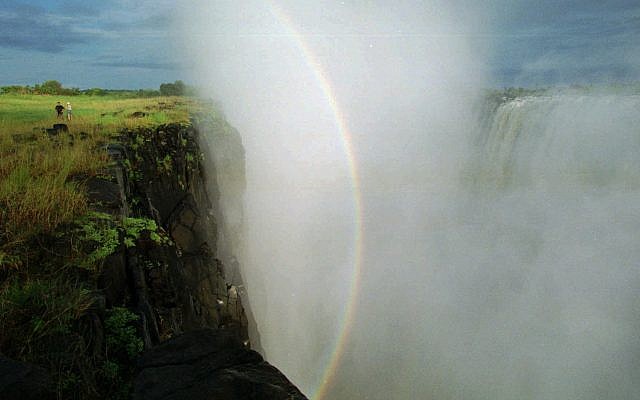 Le 4e plus grand fleuve d'Afrique, le Zambèze, traversant les chutes Victoria au Zimbabwe, 1995. (Crédit : AP Photo/John Moore)