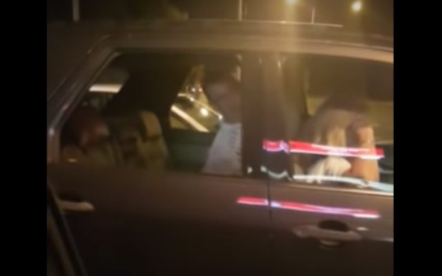 Capture d'écran de la vidéo d'un automobiliste australien criant des insultes antisémites à un rabbin, près de Melbourne. (Crédit : capture écran YouTube) Capture d'écran de la vidéo d'un automobiliste australien criant des insultes antisémites à un rabbin, près de Melbourne. (Crédit : capture écran YouTube)