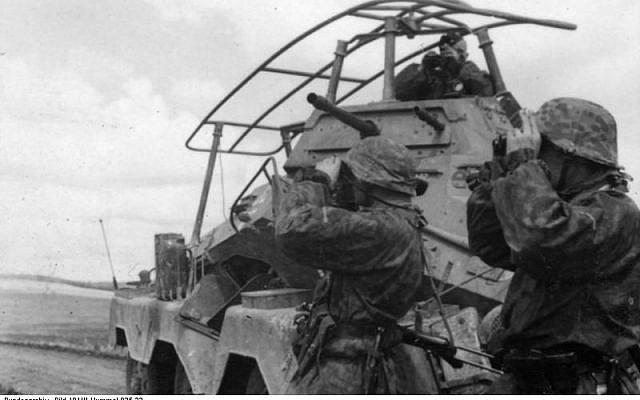 Les soldats de la division SS Viking avancent en Union soviétique en 1941 pendant l'Opération Barbarossa de l'Allemagne nazie (Crédit : (Wikipedia/Bundesarchiv/Hummel/CC BY-SA) Les soldats de la division SS Viking avancent en Union soviétique en 1941 pendant l'Opération Barbarossa de l'Allemagne nazie (Crédit : (Wikipedia/Bundesarchiv/Hummel/CC BY-SA)