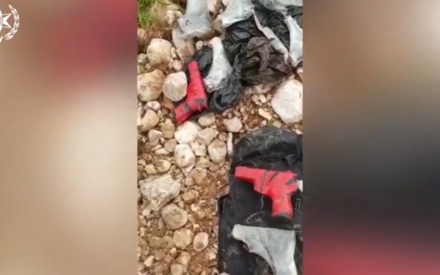Capture d'écran d'une vidéo montrant les armes à feu interceptées à la frontière israélo-jordanienne par la police lors de l'arrestation d'un Palestinien (Capture d'écran ) Capture d'écran d'une vidéo montrant les armes à feu interceptées à la frontière israélo-jordanienne par la police lors de l'arrestation d'un Palestinien (Capture d'écran )