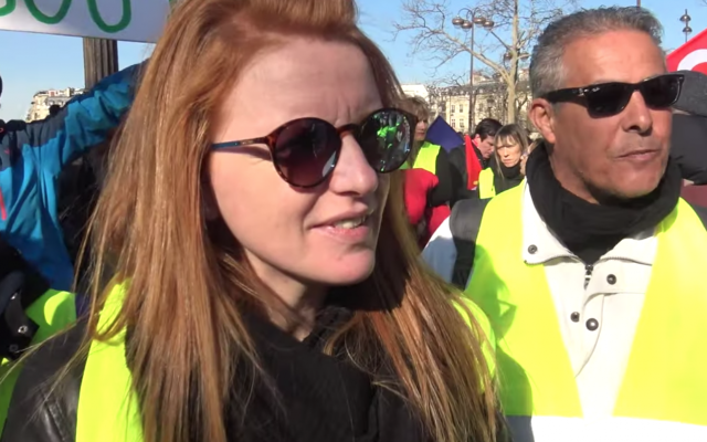 Ingrid Levavasseur le 17 février sur les Champs Elysées (Crédit: capture d'écran CLPress/Youtube)