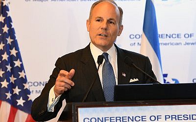 L'envoyé spécial des États-Unis pour la surveillance et la lutte contre l'antisémitisme, Elan Carr, intervient devant la Conférence des présidents à Jérusalem, le 21 février 2019. (Matty Stern|/ Ambassade des États-Unis à Jérusalem)
