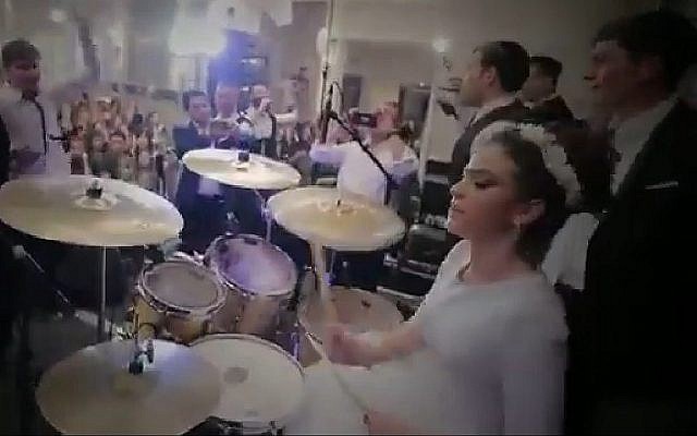 Capture d'écran de la mariée Shira Hirschkovitz, à la batterie, en février 2019. (Crédit : YouTube)