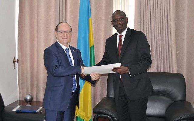 L'ambassadeur israélien Ron Adam présente ses lettres de créance au ministre rwandais des Affaires étrangères, M. Richard Sezibera, le 21 février 2019 (Crédit : ministère des Affaires étrangères du Rwanda) L'ambassadeur israélien Ron Adam présente ses lettres de créance au ministre rwandais des Affaires étrangères, M. Richard Sezibera, le 21 février 2019 (Crédit : ministère des Affaires étrangères du Rwanda)