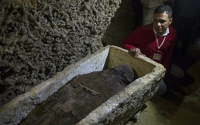 Un archéologue observe une chambre funéraire récemment découverte dans la province désertique de Minya, au sud du Caire, en Egypte. le samedi 2 février 2019.
(Crédit : AP/Roger Anis)
