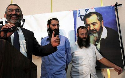 Michael Ben Ari (à gauche) prend la parole lors d'une cérémonie en l'honneur de feu le rabbin Meir Kahane, dirigeant extrémiste juif, dans une salle de Jérusalem, le 26 octobre 2010. A droite, Baruch Marzel. (Yossi Zamir / Flash 90)