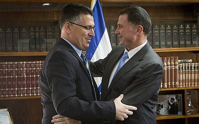 Le ministre de l'Intérieur de l'époque Gideon Saar (à gauche) après avoir remis sa lettre officielle de démission au président de la Knesset Yuli Edelstein, le 3 novembre 2014. (Crédit : Miriam Alster/Flash90) Le ministre de l'Intérieur de l'époque Gideon Saar (à gauche) après avoir remis sa lettre officielle de démission au président de la Knesset Yuli Edelstein, le 3 novembre 2014. (Crédit : Miriam Alster/Flash90)