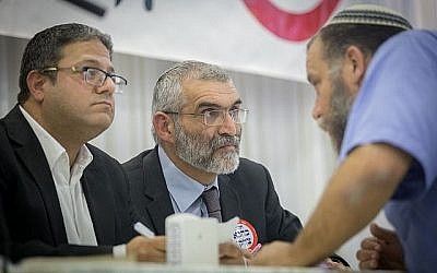 Michael Ben Ari, (au centre), Ben Gvir, (à gauche), et le dirigeant de Lehava Bentzi Gopstein, tous membres du parti Otzma Yehudit, lors d'un événement à Jérusalem marquant le 27e anniversaire de la mort du rabbin Meir Kahane, le 7 novembre 2017. (Crédit : Yonatan Sindel/Flash90)