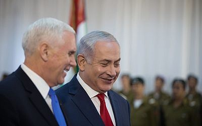 Le vice-président américain Mike Pence, à gauche, salué par le Premier ministre israélien Benjamin Netanyahu au bureau du Premier ministre de Jérusalem, le 22 janvier 2018 (Crédit : Hadas Parush/Flash90 Le vice-président américain Mike Pence, à gauche, salué par le Premier ministre israélien Benjamin Netanyahu au bureau du Premier ministre de Jérusalem, le 22 janvier 2018 (Crédit : Hadas Parush/Flash90