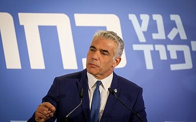 Yair Lapid du parti Kakhol lavan à Tel Aviv, le 21 février 2019 (Crédit : Noam Revkin Fenton/Flash90)
