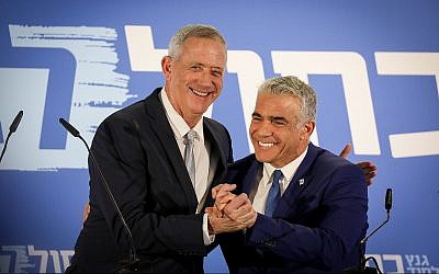 Benny Gantz et Yair Lapid de la toute nouvelle alliance Kakhol lavan lors d'une conférence de presse à Tel Aviv, le 21 février 2019. (Crédit : Noam Revkin Fenton/Flash90)