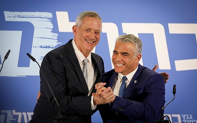 Benny Gantz et Yair Lapid de la toute nouvelle alliance Kakhol lavan lors d'une conférence de presse à Tel Aviv, le 21 février 2019. (Crédit : Noam Revkin Fenton/Flash90)