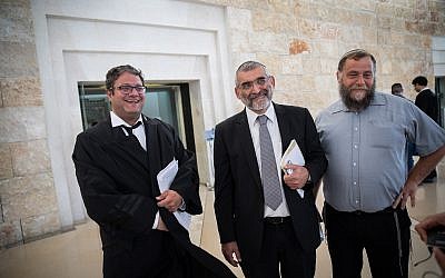 Les militants de droite Michael Ben Ari, l'avocat Itamar Ben Gvir et Bentzi Gopshtein arrivent à la Cour suprême à Jérusalem le 12 mars 2018. (Crédit : Hadas Parush/Flash90)