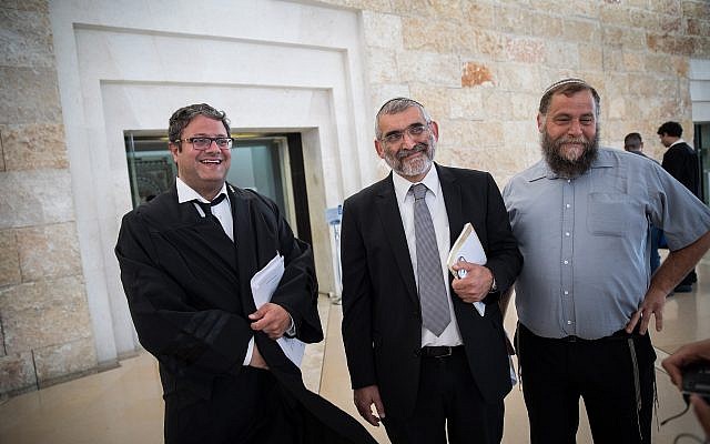 Les militants de droite Michael Ben Ari, l'avocat Itamar Ben Gvir et Bentzi Gopshtein arrivent à la Cour suprême à Jérusalem le 12 mars 2018. (Crédit : Hadas Parush/Flash90) Les militants de droite Michael Ben Ari, l'avocat Itamar Ben Gvir et Bentzi Gopshtein arrivent à la Cour suprême à Jérusalem le 12 mars 2018. (Crédit : Hadas Parush/Flash90)